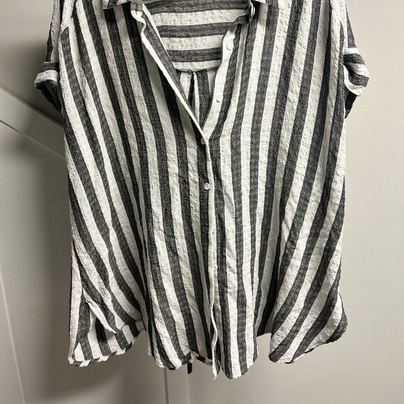 🍂 Jane & Delancey Striped Button-Up Top - Black & White - 1X - Picture 2 of 3
